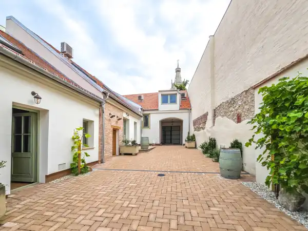 Eladó családi ház, Sopron 10 szoba 323 m² 475 M Ft